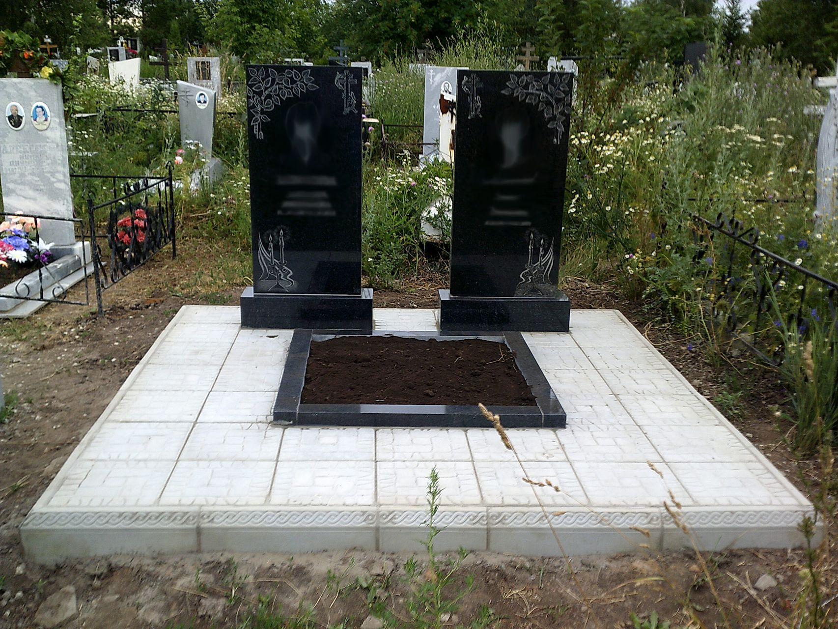 Два памятника на одной могиле